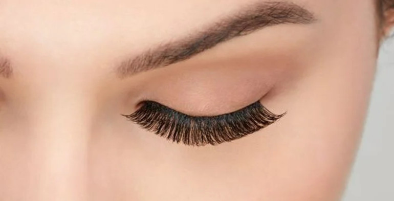 eyelash extensions artist